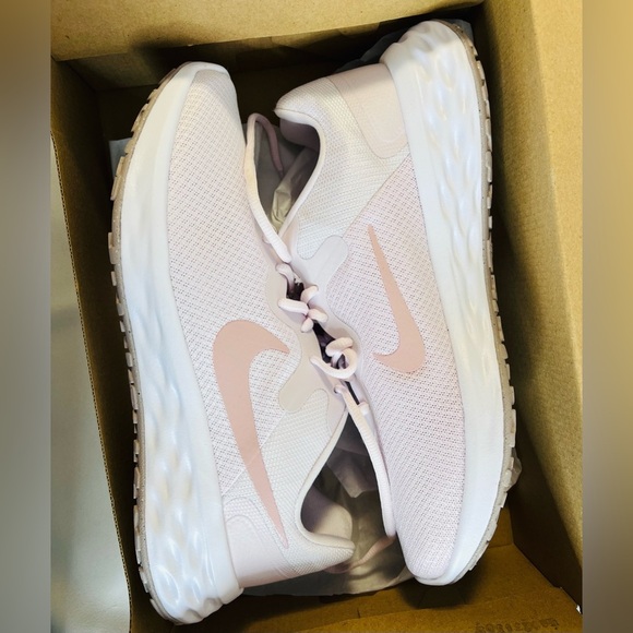 Women Nike Revolution 6 NN Running Shoes Light Violet/Champagne White DC3729 500 - Picture 5 of 10
